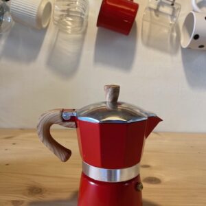 Cafetera Italiana roja frente cielo 3 tazas